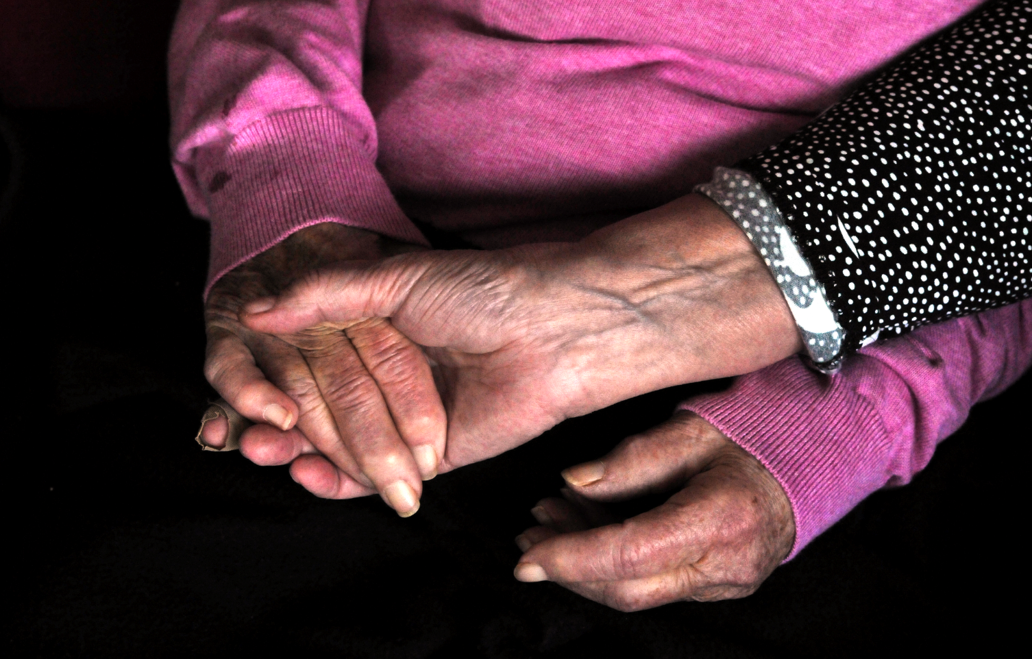 Äldre par som håller handen 
